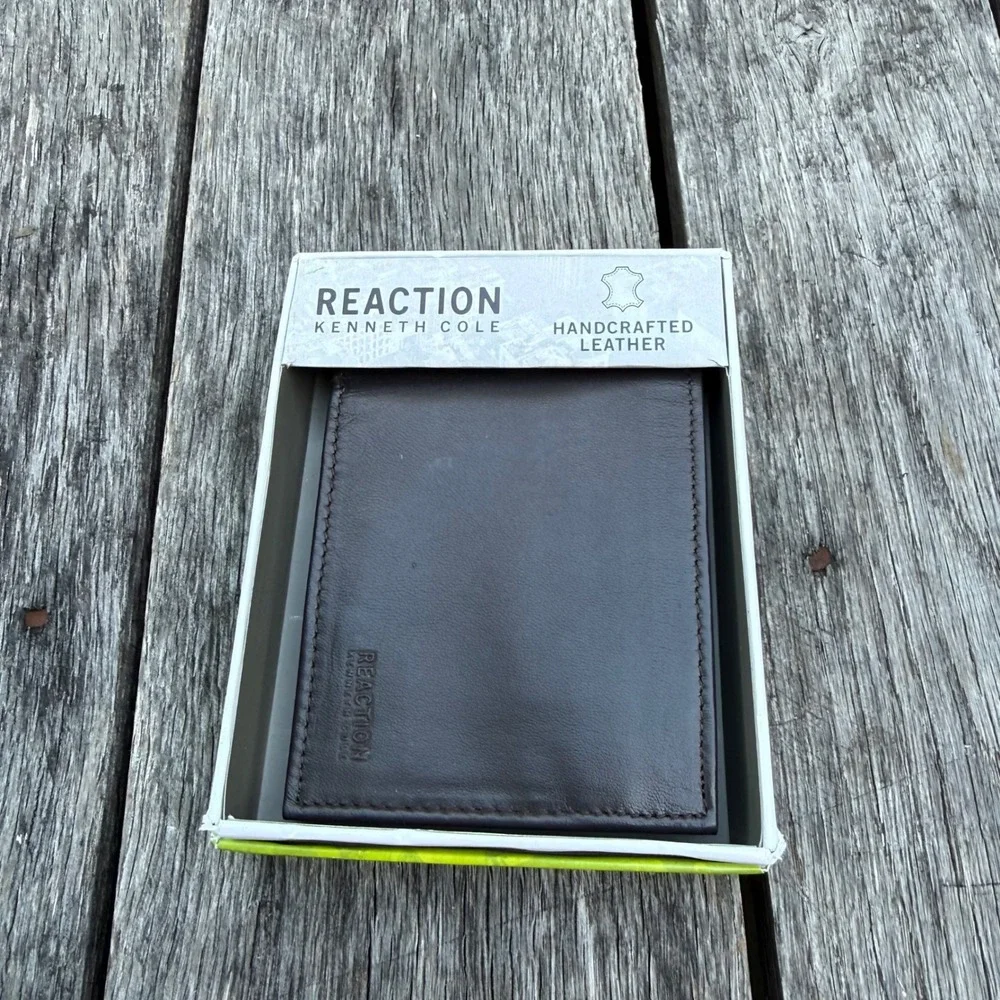 Kenneth Cole Reaction Mens Brown Leather Bifold Wallet with ID Window 31KD220051